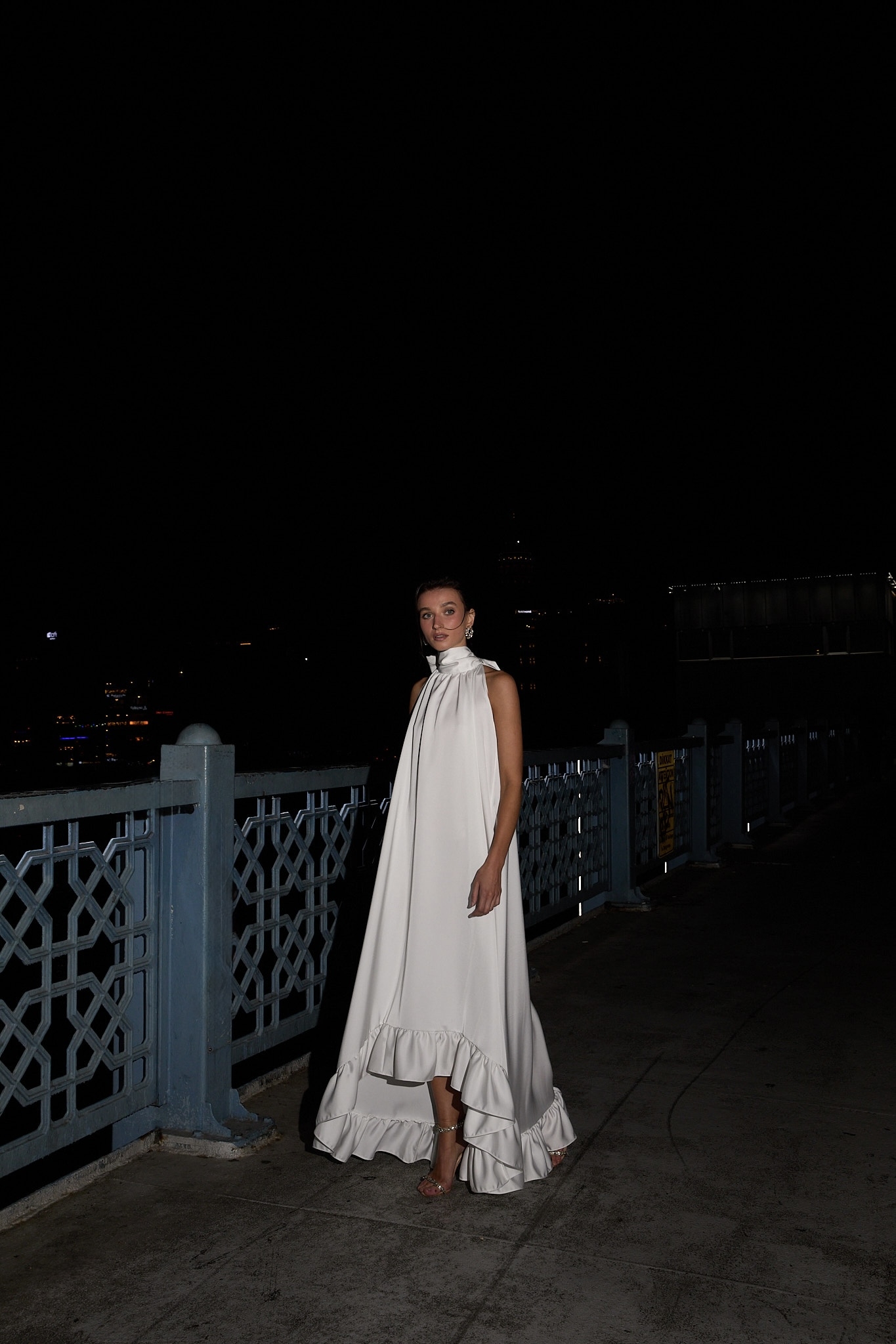 BOYUNDAN BAĞLAMALI BÜZGÜLÜ UZUN ELBİSE