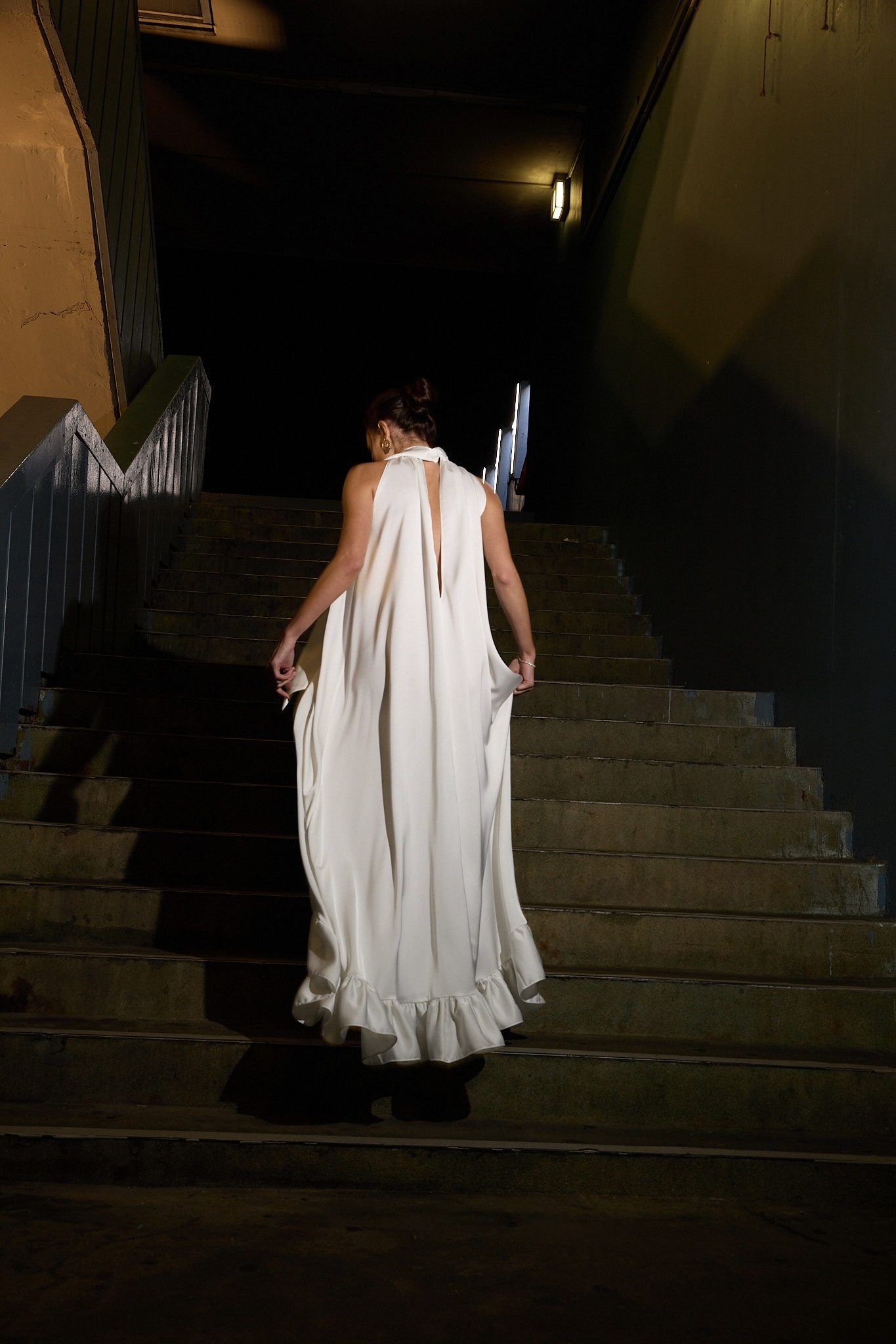 BOYUNDAN BAĞLAMALI BÜZGÜLÜ UZUN ELBİSE