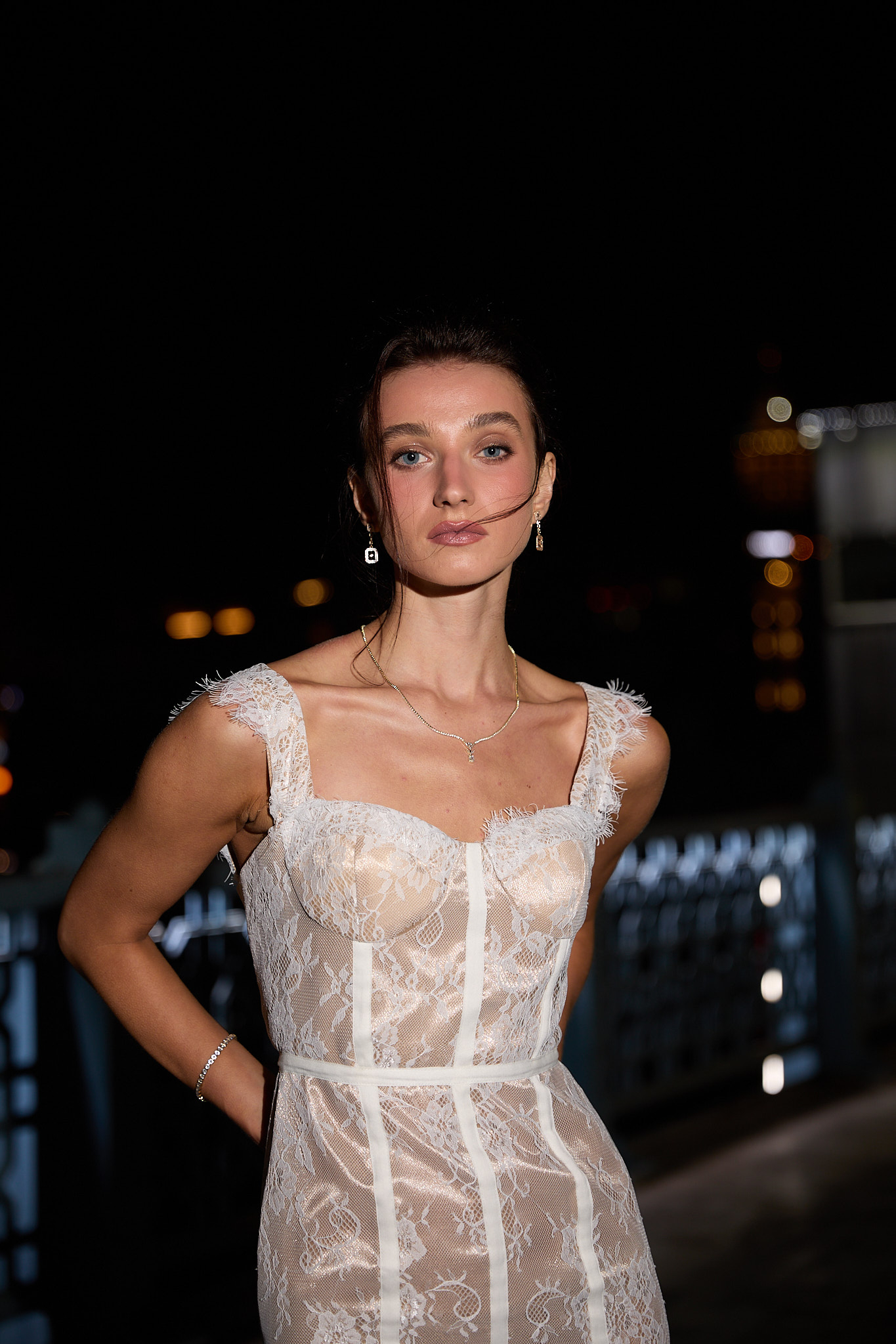 KUPLU DANTELLİ GECE ELBİSESİ